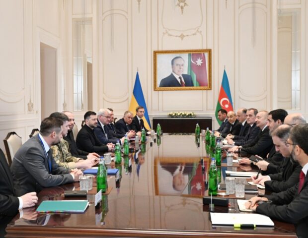 İlham Əliyevin Zelenski ilə geniş tərkibdə görüşü keçirilir