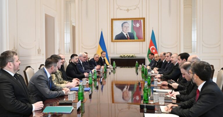 İlham Əliyevin Zelenski ilə geniş tərkibdə görüşü keçirilir