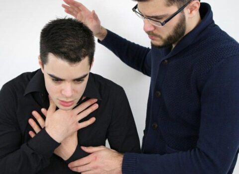 DƏHŞƏT: Məktəblinin nəfəs borusuna qida parçası düşdü – ANBAAN VİDEO