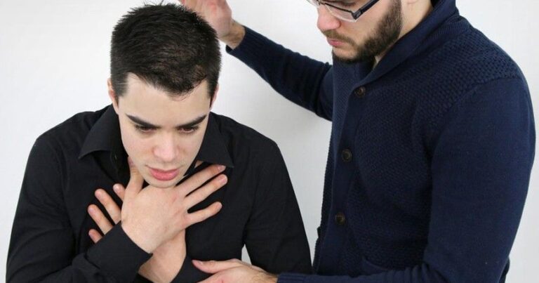 DƏHŞƏT: Məktəblinin nəfəs borusuna qida parçası düşdü – ANBAAN VİDEO