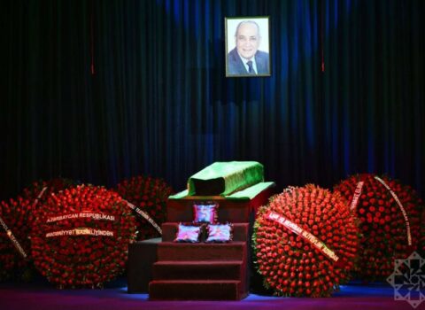 Rasim Balayevin qardaşı vida mərasimi keçirilərkən zalı niyə tərk edib?