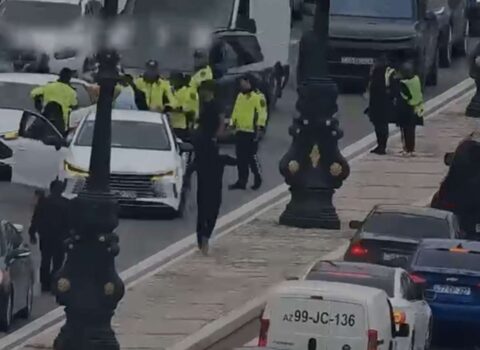 Qəzada xəsarət alan şəxsi yol polisi xəstəxanaya çatdırdı – VİDEO