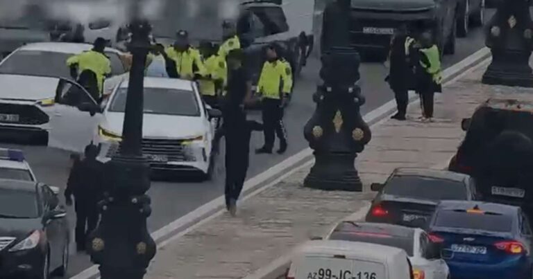 Qəzada xəsarət alan şəxsi yol polisi xəstəxanaya çatdırdı – VİDEO