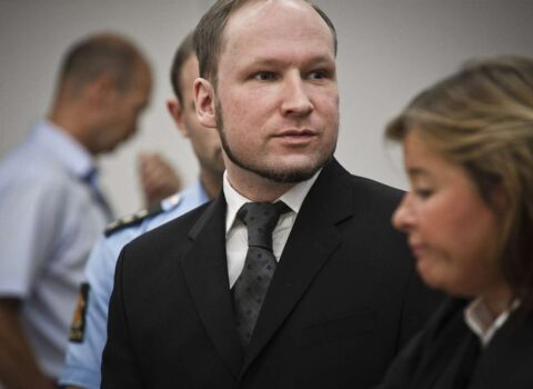 77 nəfəri qətlə yetirən terrorçu yenidən azadlığa çıxmaq istəyir