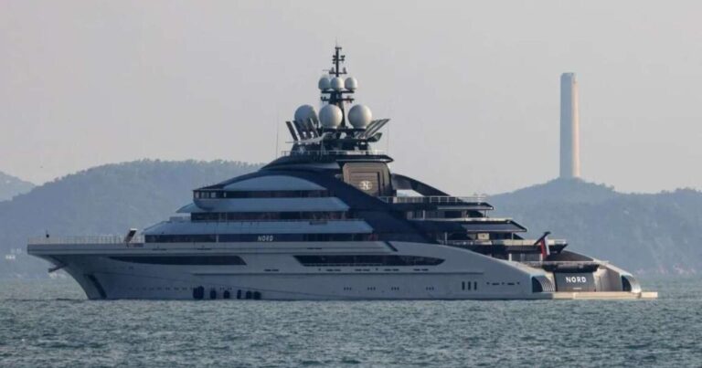 Hörmüz boğazını görün kim yardı: Yarım milyonluq yaxtası ilə