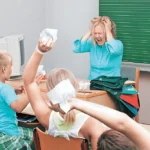 Şagirdi tənbehə görə müəllimə cərimə: Təhsil sistemi problem girdabında boğulur, nazirlik isə…