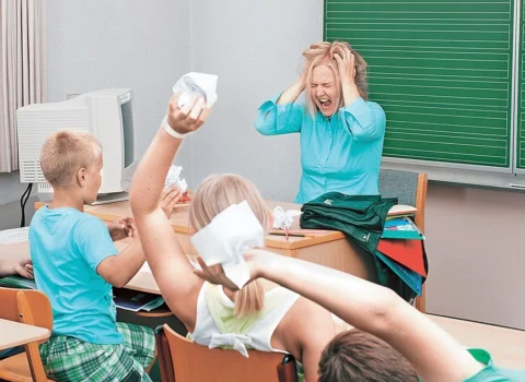 Şagirdi tənbehə görə müəllimə cərimə: Təhsil sistemi problem girdabında boğulur, nazirlik isə…