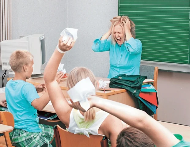 Şagirdi tənbehə görə müəllimə cərimə: Təhsil sistemi problem girdabında boğulur, nazirlik isə…