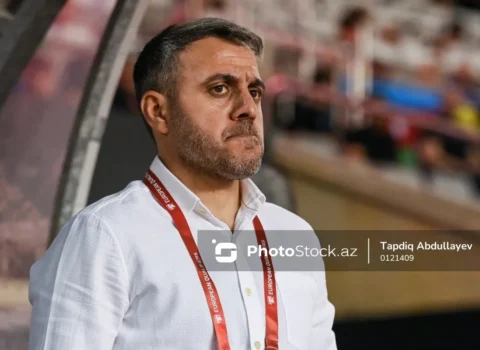 Hakimin qərarına əsəbiləşib planşeti qırdı – VİDEO