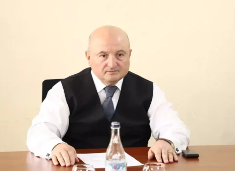 Ermənistanda məhkəmə Gümrü merini həbsdə saxladı