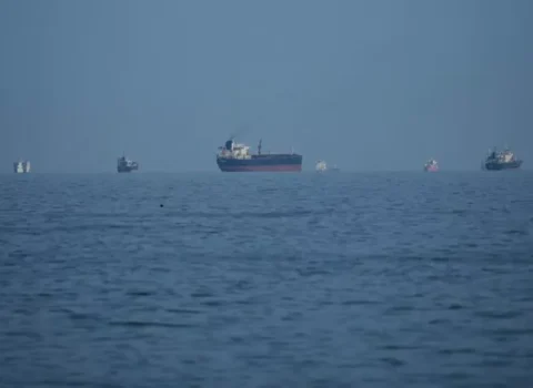 İrandan məhdudiyyət – Gündə on iki gəmi keçə bilər