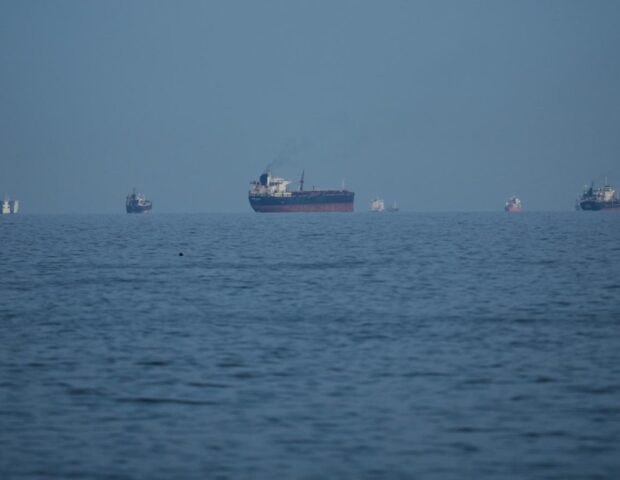 İranla bağlı daha bir gəmi saxlanılıb