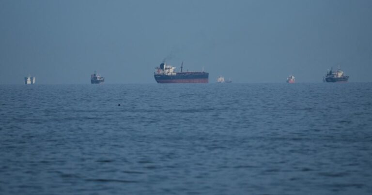 İranla bağlı daha bir gəmi saxlanılıb