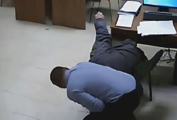 İmişlidə müəllim əməkhaqqına görə direktorla dalaşdı, arvadını və qızını DÖYDÜ – TƏFƏRRÜAT