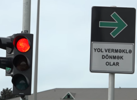 Sürücüləri çaşbaş salan nişan – Qırmızıda keçmək olar+Video