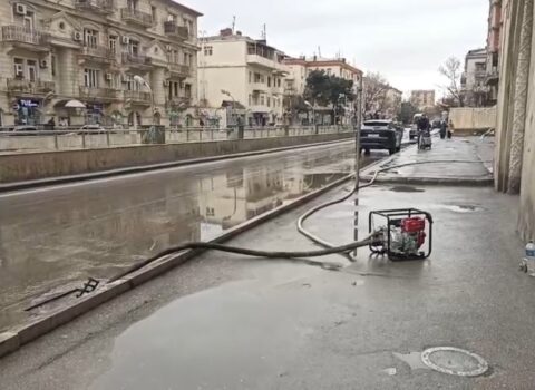 Bakı–Ələt–Qazax yolunun 16-cı kilometrində yağış suları nasoslarla kənarlaşdırılıb