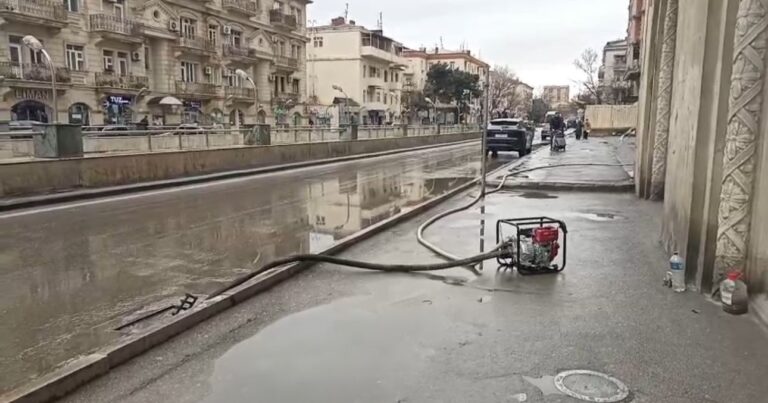 Bakı–Ələt–Qazax yolunun 16-cı kilometrində yağış suları nasoslarla kənarlaşdırılıb
