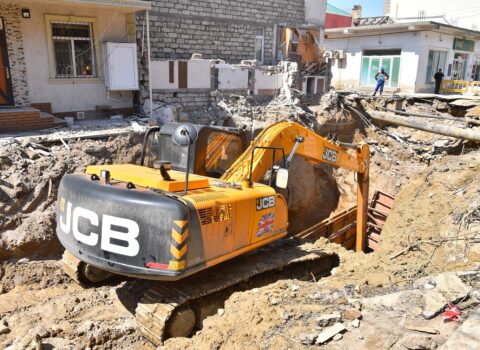 Üzərində evlər tikildiyinə görə çökən kollektorun qəzalı hissəsi dəyişdirilir – Video + Fotolar