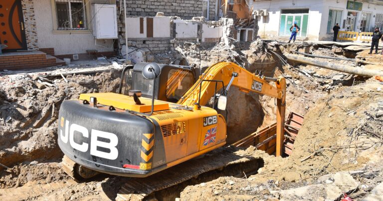 Üzərində evlər tikildiyinə görə çökən kollektorun qəzalı hissəsi dəyişdirilir – Video + Fotolar