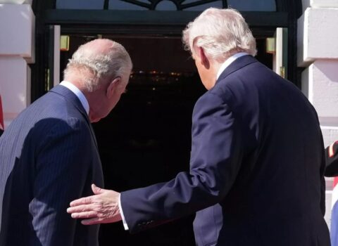 Trampın Britaniya kralına qarşı bu hərəkəti ŞOKA SALDI: Görün nə edib… – VİDEO