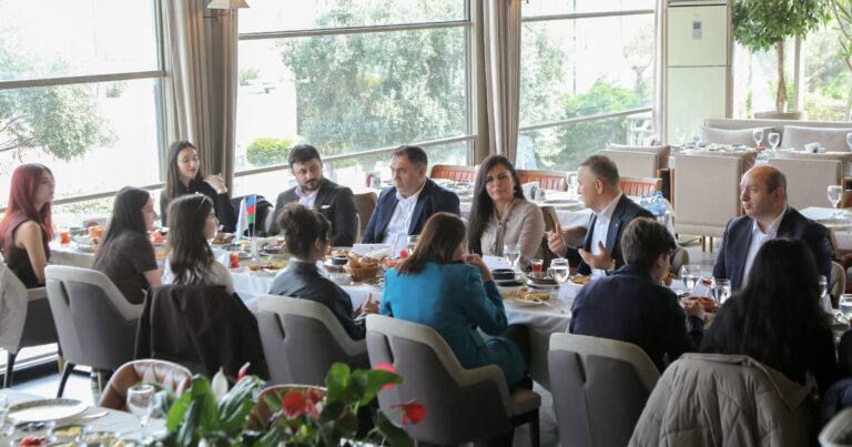 “Senior Talks” layihəsinin davamı: Aydın Veysəloğlu ADA tələbələri ilə yenidən görüşdü