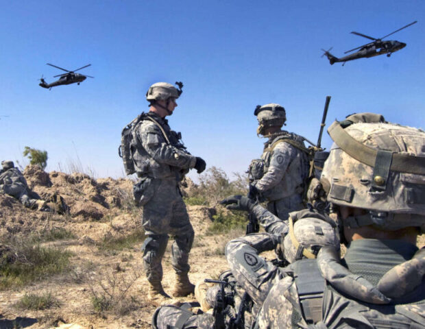 Hərbçilər kəndirlə enib İran gəmisini ələ keçirdilər – VİDEO