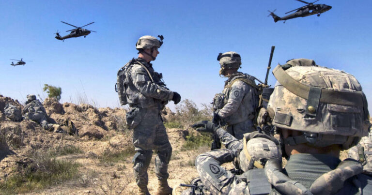 Hərbçilər kəndirlə enib İran gəmisini ələ keçirdilər – VİDEO