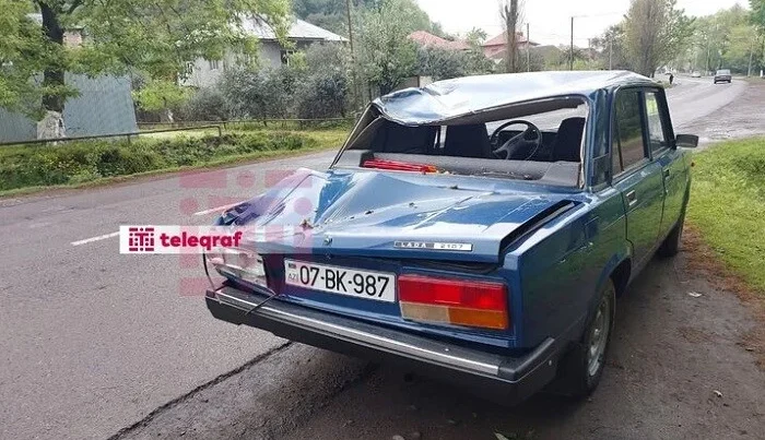 Ağac maşının üzərinə aşdı: gəlin və qayınana xəsarət aldı – Foto