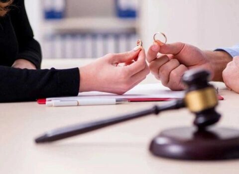 Valideynlik hüququndan məhrum edilən şəxs aliment ödəməlidirmi? – Vəkildən AÇIQLAMA