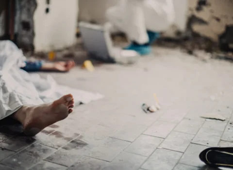 Gənc oğlanın meyiti evin həyətində aşkarlandı