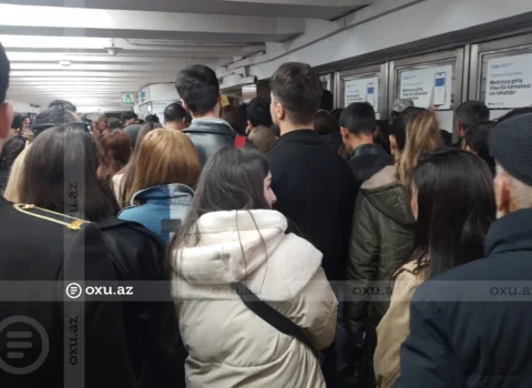 Səhər saatlarında Bakı metrosunda sıxlıq – FOTOLAR