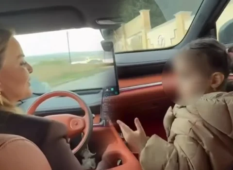 Bağça müdirəsi yol hərəkəti qaydalarını belə pozdu – VİDEO