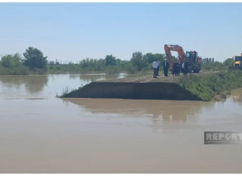 Kür çayında yarılan bənd bərpa edildi