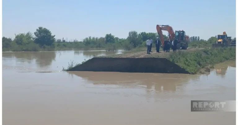 Kür çayında yarılan bənd bərpa edildi