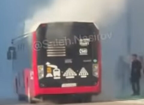 “BakuBus” avtobusunda tüstülənmə oldu – VİDEO