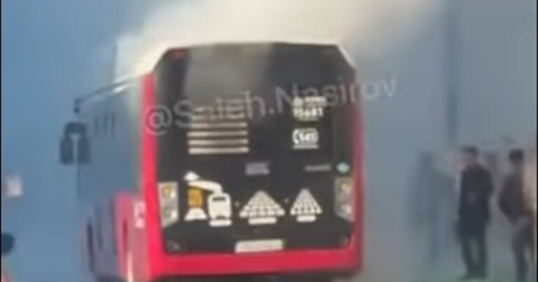 “BakuBus” avtobusunda tüstülənmə oldu – VİDEO