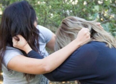 Məktəbdə dava: Xadimə direktora hücum etdi