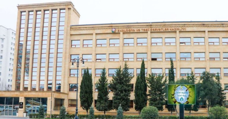 Nazirlikdə vəzifə müəmması: Bakıda imtahan verdiyi gün Gəncədə çıxış edir – FOTO