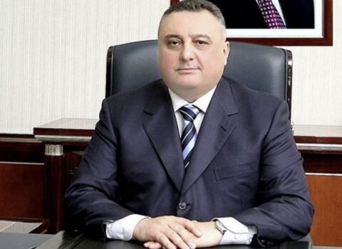 Eldar Mahmudovun oğlu üç ailənin evini dağıdır