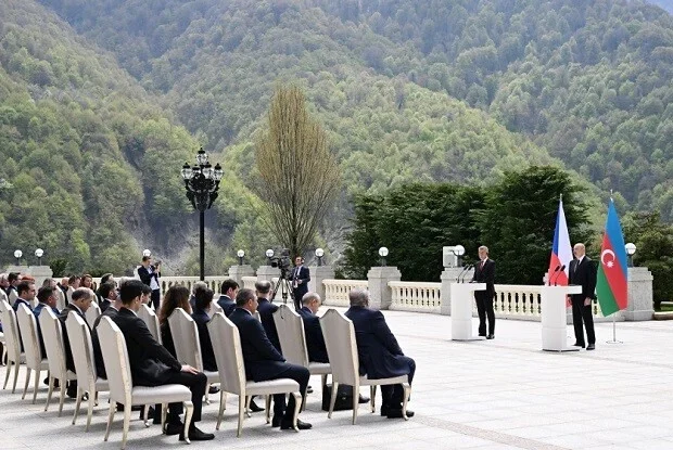 İlham Əliyev və Babiş mətbuata bəyanatlarla çıxış edir