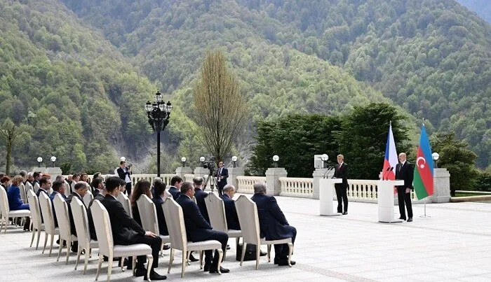 İlham Əliyev və Babiş mətbuata bəyanatlarla çıxış edir