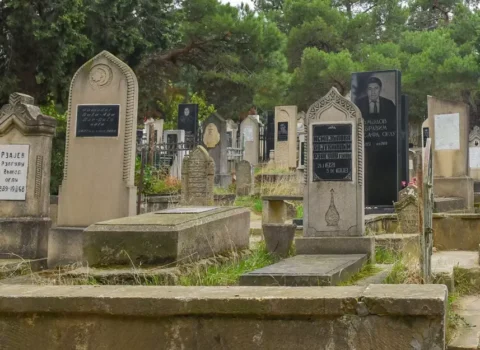 Əslində qəbir daşları necə olmalıdır? – İlahiyyətçı ayə və hədislərlə CAVAB VERDİ