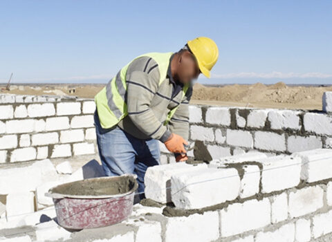 İşlədiyi evin ikinci mərtəbəsindən yıxılıb öldü