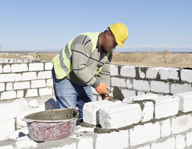 İşlədiyi evin ikinci mərtəbəsindən yıxılıb öldü