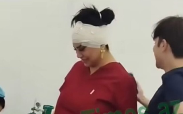 Xəstənin üzərində qəribə hərəkətlər edən “həkim” dayanmır – VİDEO