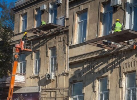 Bakının mərkəzində tarixi binaya MÜDAXİLƏ – VİDEO