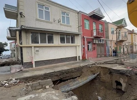 Keşlədə kollektor üzərində tikilmiş ev sökülür