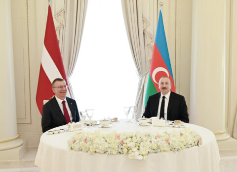 Latviya prezidentinin şərəfinə rəsmi lanç verildi