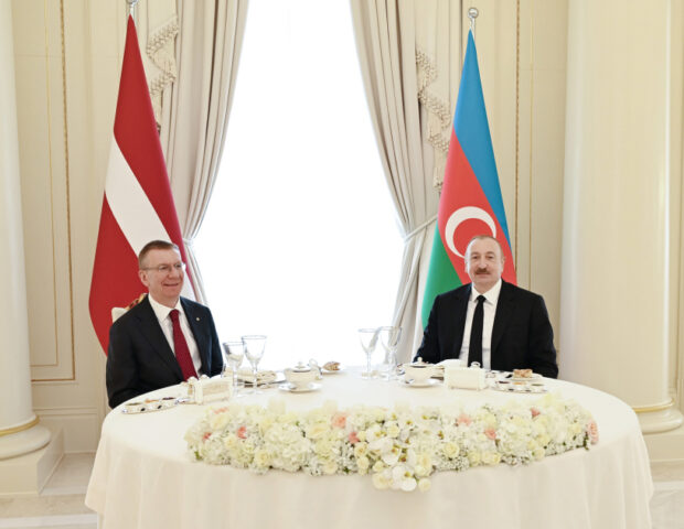 Latviya prezidentinin şərəfinə rəsmi lanç verildi