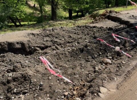 6 kəndi birləşdirən yolda torpaq sürüşməsi… – FOTOLAR